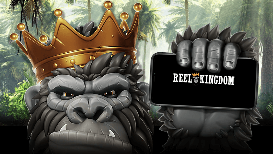 En apa med en guldig krona på huvudet håller upp en mobil med Reel Kingdoms logga.